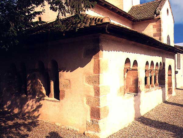 Epfig : la chapelle Sainte Marguerite. La galerie vue de l’extérieur