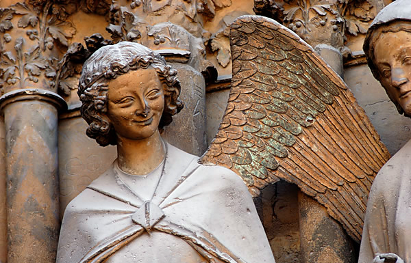 Reims : la cathédrale saint Rémy. Groupe de la visitation du portail central. « L’ange du sourire »