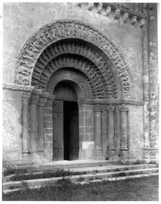 Aulnay du Saintonge : saint Pierre de la Tour. Portail du croisillon sud du transept