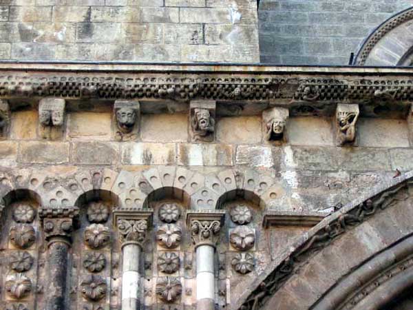 Cahors, la cathédrale saint Etienne. Portail nord. Détail du fronton