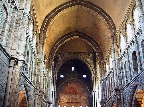 Paray-Le-Monial (Saône et Loire) : la Basilique. La nef