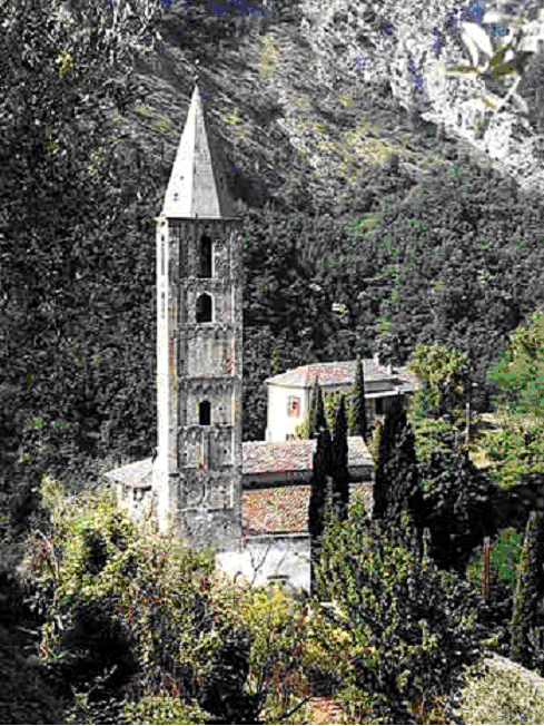 Eglise de la Madone del Poggio Ã  Saorge en Alpes Maritimes. Vue gÃ©nÃ©rale