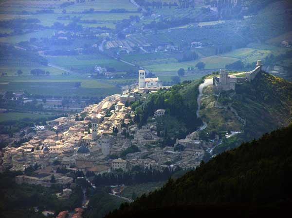 Vue générale d’Assise depuis le mont Subiaco