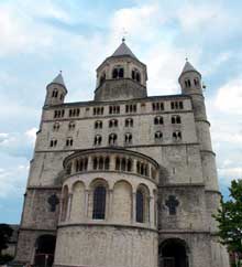 Nivelles : église sainte Gertrude consacrée en 1046. Le massif occidental.Art ottonien
