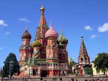Moscou : église du Bienheureux Basile (1554-1560) par Barma et Postnice sous le règne d’Ovan IV le Terrible en commémoration des victoires de Kazan et Astrakhan