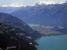 Le lac de Thoune et le lac de Brienz, au fond. Entre les deux, la ville dInterlaken