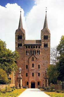 Corvey (Rhénanie-Westphalie) : la façade occidentale ou « Westwerk » de l’abbatiale bénédictine. 