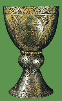 Calice de Kremsmünster offert par le Duc Tassilon. Cuivre fondu et doré, plaques d’argent. Vers 770 ; 22,5 cm de haut, 15,7 cm de diamètre. Abbaye bénédictine de Kremsmünster