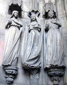 Magdebourg : le dôme. Trois vierges sages. Détail du portail principal