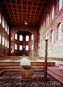Trèves : la basilique construite sous l’empereur Constantin pour servir de salle de justice et de bourse. Vue générale