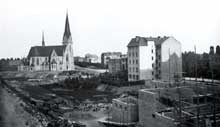 Le chantier de lavenue de la Forêt Noire en 1898. Au milieu des premiers immeubles qui surgissent de terre, léglise Saint Maurice, lieu de culte le la garnison allemande catholique. Archives municipales de Strasbourg