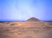 Saqquara sud: la pyramide de Djedkarè-Isési vue depuis la pyramide de Merenrè.  (Site Egypte antique)
