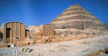 Saqqara : l’ensemble funéraire du pharaon de la IIIè dynastie Djoser Neterietket (2630-2611) avec se célèbre pyramide à degrés. (Site Egypte antique)