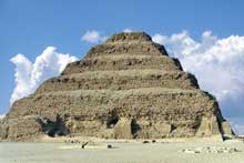 Saqqara : la pyramide à degrés de Djoser.  (Site Egypte antique)