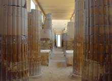 Saqqara : l’ensemble funéraire de Djoser. La colonnade d’entrée du sanctuaire. (Site Egypte antique)