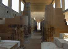 Saqqara : l’ensemble funéraire de Djoser. La colonnade d’entrée du sanctuaire. (Site Egypte antique)