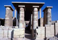 Saqqara : l’ensemble funéraire de Djoser. La petite salle hypostyle de l’entrée. (Site Egypte antique)