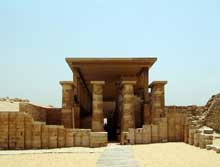 Saqqara : l’ensemble funéraire de Djoser. La petite salle hypostyle de l’entrée. (Site Egypte antique)