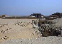 Saqqara : l’ensemble funéraire de Djoser. La cour du Sud. Au fond, la petite salle hypostyle. (Site Egypte antique)