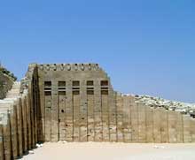 Saqqara : l’ensemble funéraire de Djoser. Le mur des Cobras. (Site Egypte antique)