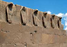 Saqqara : l’ensemble funéraire de Djoser. Le mur des Cobras. (Site Egypte antique)