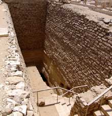 Saqqara : l’ensemble funéraire de Djoser. Le puits d’accès au tombeau Sud. (Site Egypte antique)