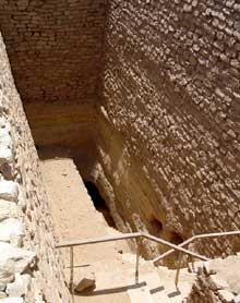 Saqqara : l’ensemble funéraire de Djoser. Le puits d’accès au tombeau Sud. (Site Egypte antique)