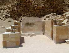 Saqqara : l’ensemble funéraire de Djoser. Le Serdab. (Site Egypte antique)