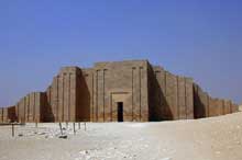 Saqqara : l’ensemble funéraire de Djoser. L’enceinte. (Site Egypte antique)