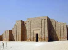 Saqqara : l’ensemble funéraire de Djoser. L’enceinte. (Site Egypte antique)