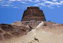 Meidoum : pyramide de Houni et Snéfrou. (Site Egypte antique)