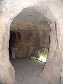Meidoum : pyramide de Houni et Snéfrou. Le corridor de la descenderie mène à une chambre creusée dans le roc sous la pyramide. (Site Egypte antique)