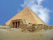 Guizeh : la grande pyramide de Khéops : Vue du nord est.  (Site Egypte antique)