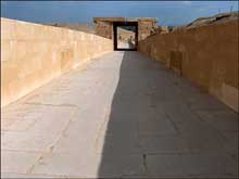 La pyramide d’Ounas à Saqqara. La rampe entre les deux temples. (Site Egypte antique)
