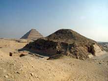 La pyramide d’Ounas à Saqqara. Vue du sud ouest. Au fons la pyramide de Djoser. (Site Egypte antique)