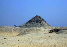 Saqqara : la pyramide d’Ouserkaf (2465-2458) premier empereur de la Vè dynastie. (Site Egypte antique)