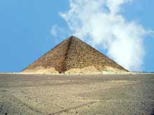 Dashour : la pyramide « rouge » de Snéfrou : vue générale. (Site Egypte antique)