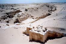 Saqqara : vestiges du complexe funéraire de Sekhemkhet (2611-2603) : base de la pyramide. (Site Egypte antique)