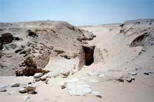 Saqqara : vestiges du complexe funéraire de Sekhemkhet (2611-2603) : l’entrée de la tombe. (Site Egypte antique)