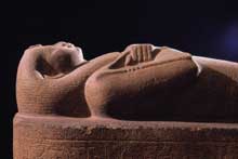 Sarcophage de Nitocris, dernière reine de la VIè dynastie d’après Manéthon, sous le nom de Menka Rê.  Elle aurait vécut aux alentours de 2180. Certains égyptologues voient en elle Neith, l’une des femmes dePépi II. Elle aurait succédé à son époux assassiné, Merenrê-Nemtyemsf II, et aurait régné durant six à douze années. Le Caire, Musée égyptien.<br>(Histoire de l’Egypte ancienne)