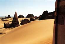 Méroé en Haute Nubie (actuellement Soudan) : les pyramides. (Site Egypte antique)
