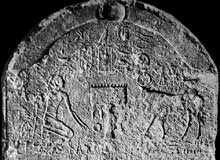 Stèle représentant Cambyse et Apis. (Histoire de l’Egypte ancienne)