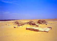 La pyramide de QuakarÃª Ibi, le pharaon le plus connu de la VIIIÃš dynastie. Au second plan la chaussÃ©e de la pyramide de PÃ©pi II. (Site Egypte antique)