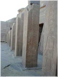 Assouan : portique de la tombe de Sarenpout . (Site Egypte antique)