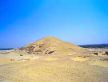 La pyramide d’Amenemhat I (1963-1934), fondateur de la XIIè dynastie du Moyen Empire. Elle se trouve à El-Lisht.  (Site Egypte antique)