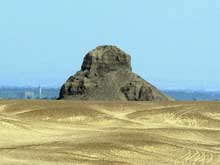 La pyramide de Amenemhat III (1843-1798) à Dashour. Amenemhet III édifie tout d’abord une pyramide à Dahshour, connue sous le nom de « pyramide noire ». Il n’y fut pas enterré à cause de l’instabilité de l’édifice, qui ne fut pas construit selon le principe des gros murs rayonnants du centre avec interstices en briques. (Site Egypte antique)