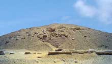 La pyramide de Sésostris I (1934-1898) grand bâtisseur de la XIIè dynastie à Lisht. A l’origine, elle était haute de 62,5m. C’est aujourd’hui une colline de 23m de haut… (Site Egypte antique)