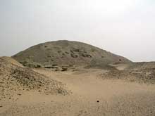 La pyramide de Sésostris I (1934-1898) à Lisht. Sésostris I construit sa pyramide non loin de celle de son père Amenemhet I à Lisht. Le matériau utilisé est fait de blocs de calcaire de diverses dimensions. (Site Egypte antique)