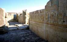 Abydos : le temple funéraire de Ramsès II ou Memnonium. Vue partielle de la salle hypostyle. (Site Egypte antique)