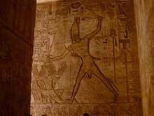 Abou Simbel : le grand temple de Ramsès II. Grand relief du pharaon terrassant ses ennemis. (Site Egypte antique)